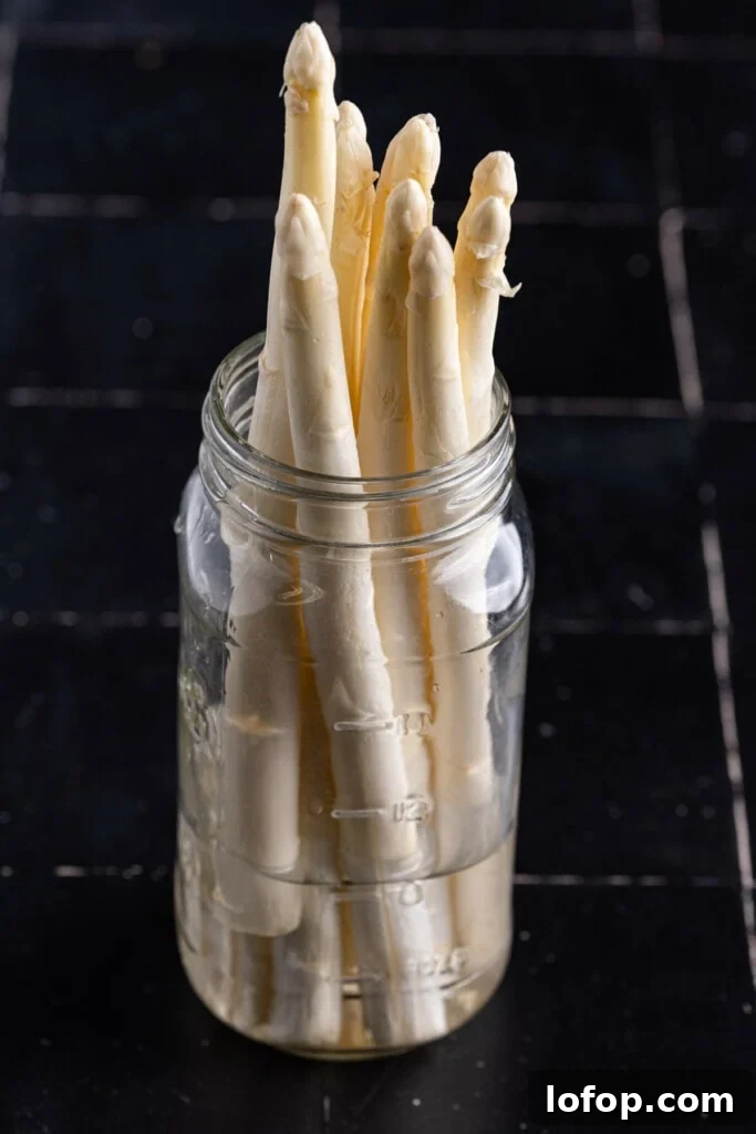 Storing white asparagus in a jar with water