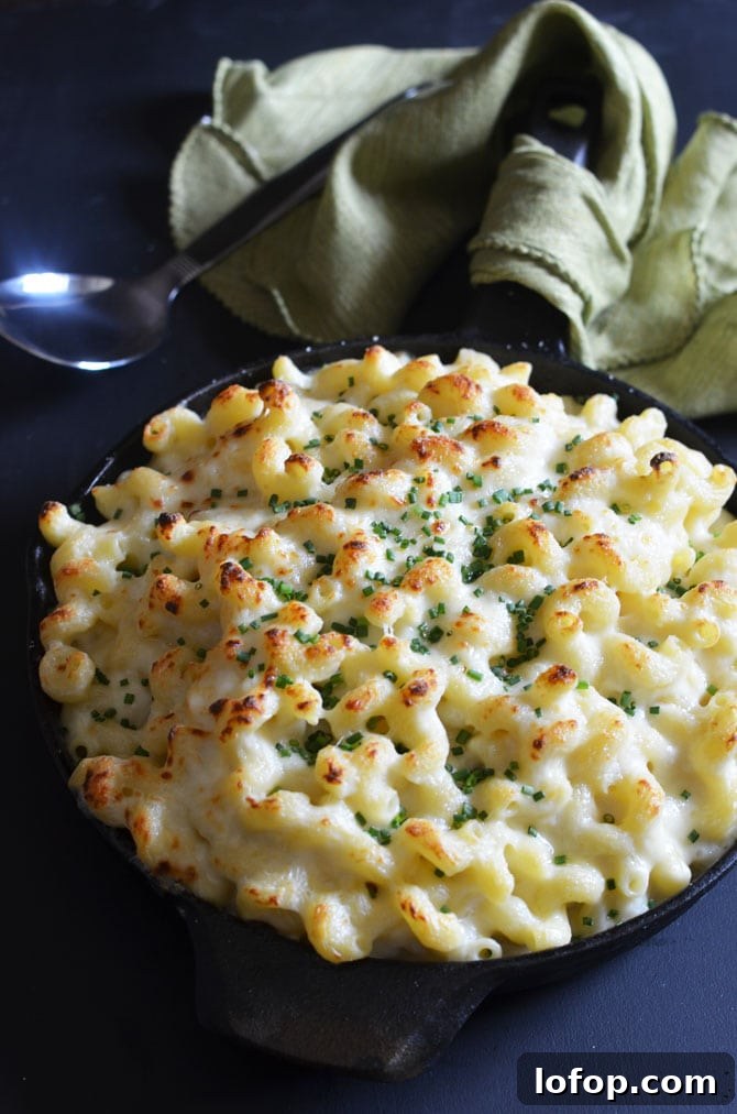 Classic Creamy Macaroni and Cheese. Simply the best. | hostthetoast.com