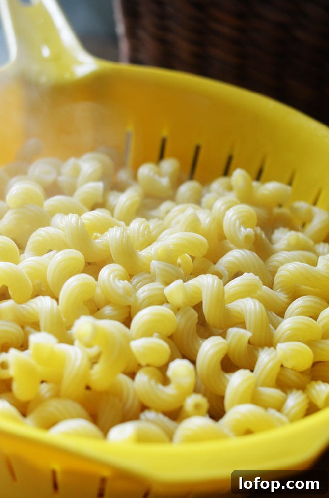 Classic Creamy Macaroni and Cheese. Simply the best. | hostthetoast.com