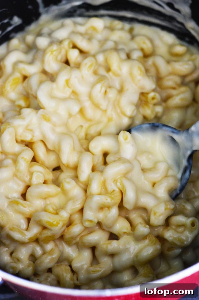Classic Creamy Macaroni and Cheese. Simply the best. | hostthetoast.com