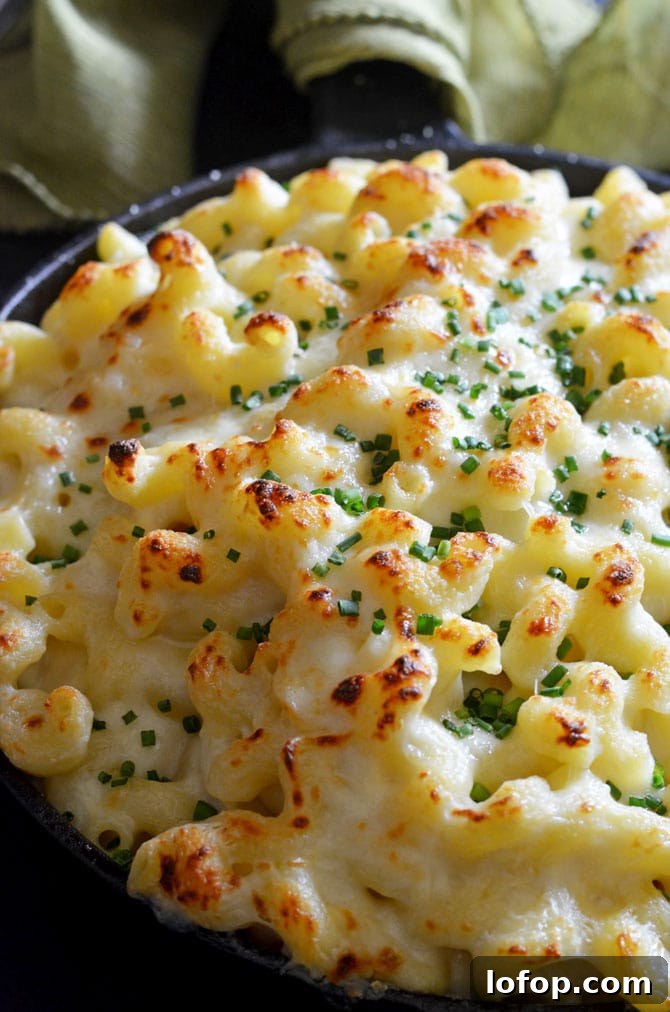 Classic Creamy Macaroni and Cheese. Simply the best. | hostthetoast.com