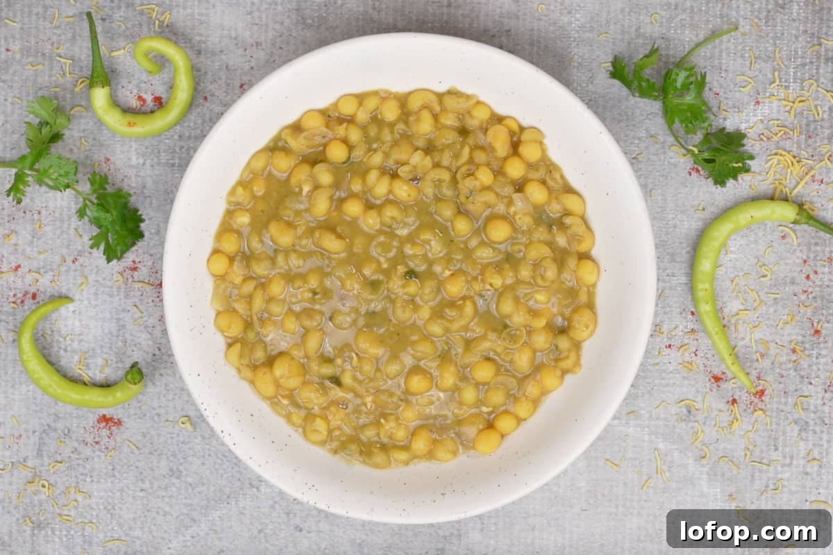 Ragda in a serving plate.