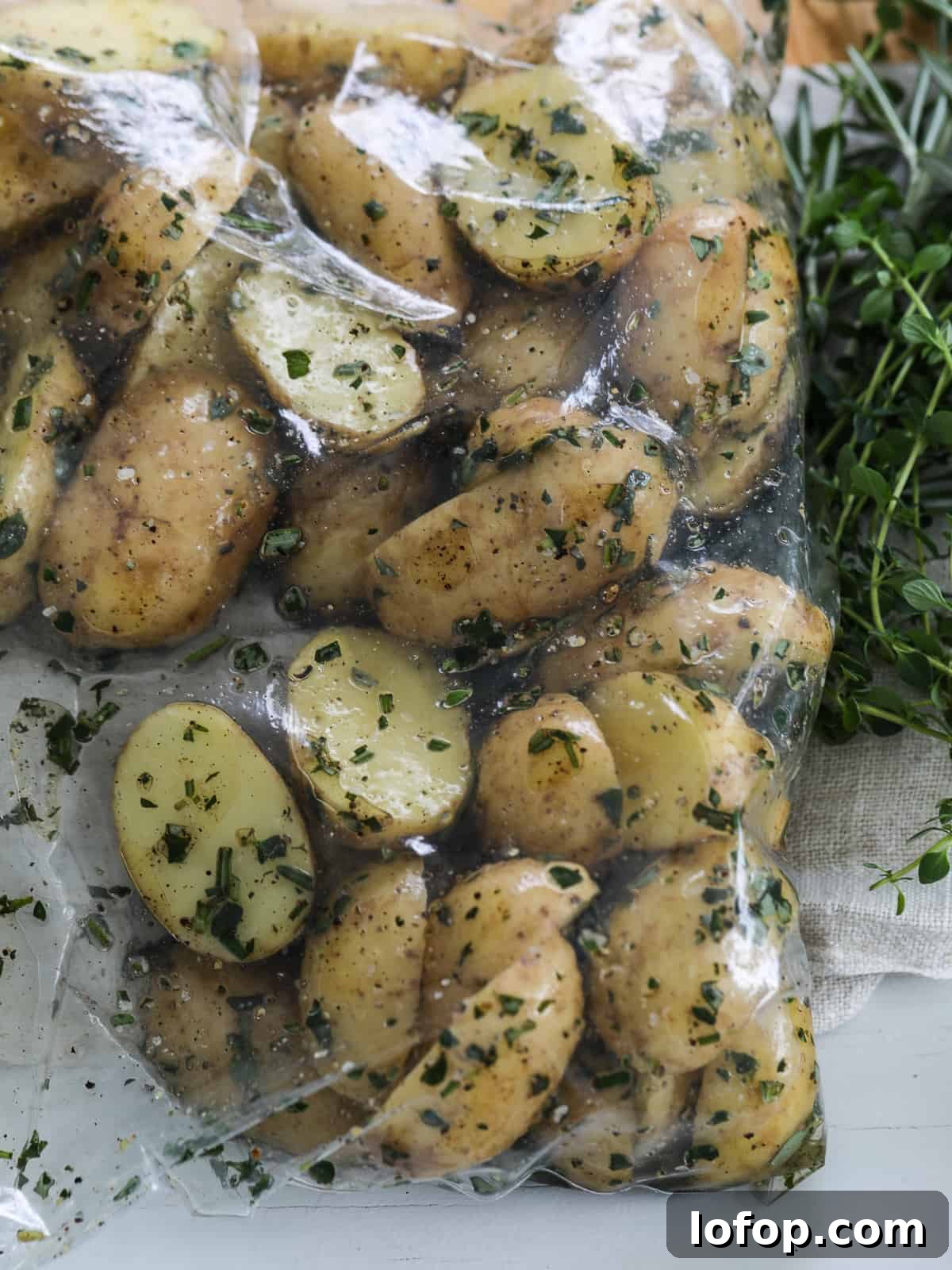 Crispy Oven-Roasted Potatoes with Garlic and Herbs 9 img 72391 8