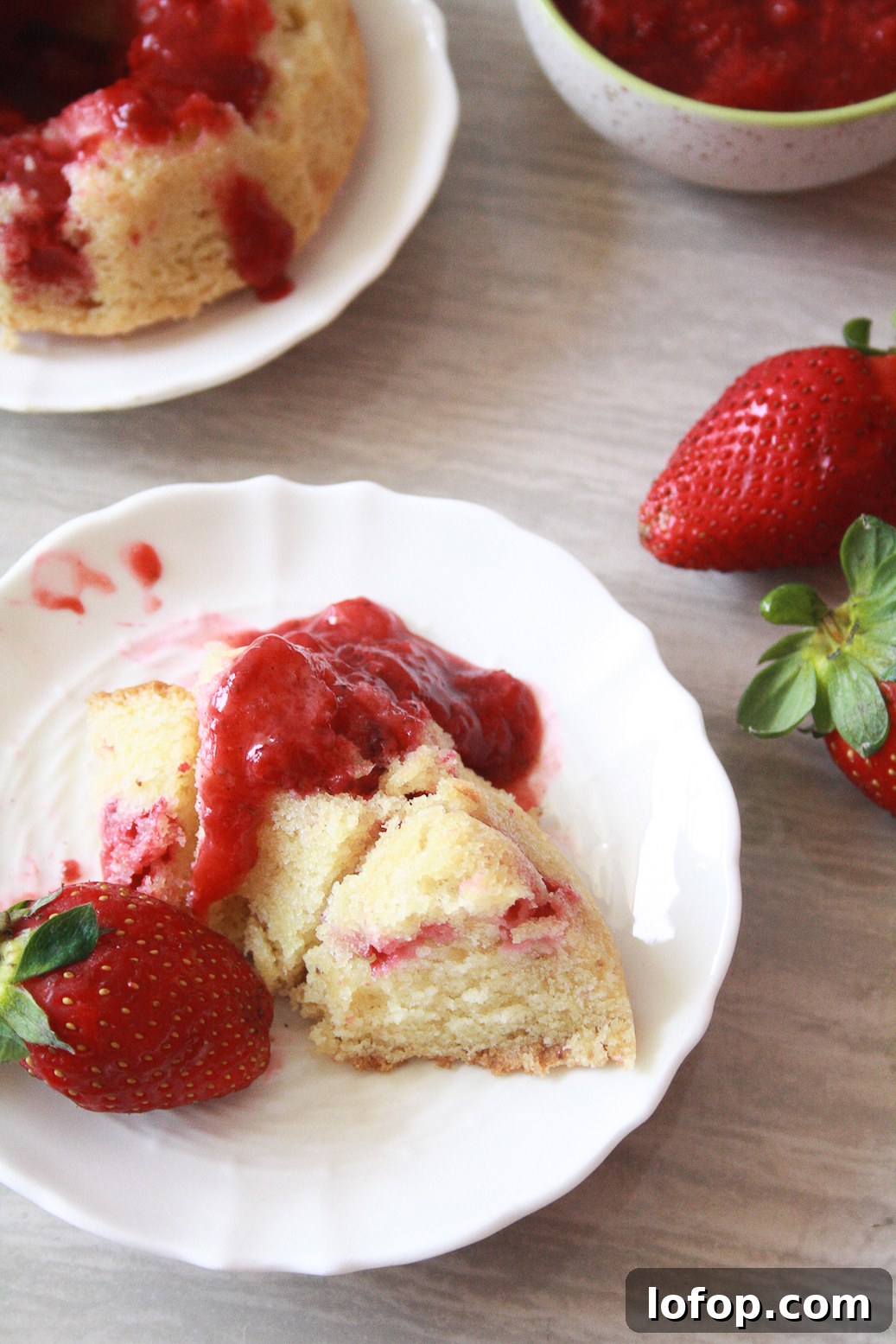 Mini Strawberry Bundt Cakes with Fresh Strawberry Compote 3 Soft, buttery bundt cakes filled with fresh strawberries and topped with a tangy, cinnamon-y compote!
