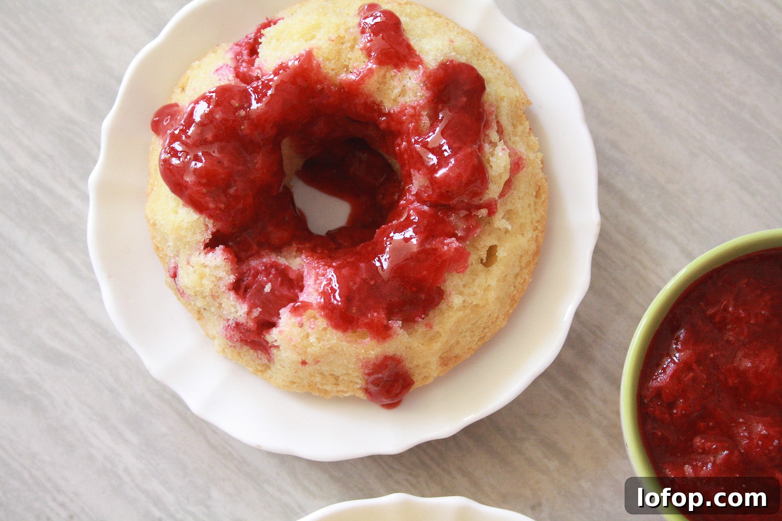Mini Strawberry Bundt Cakes with Fresh Strawberry Compote 4 Soft, buttery bundt cakes filled with fresh strawberries and topped with a tangy, cinnamon-y compote!