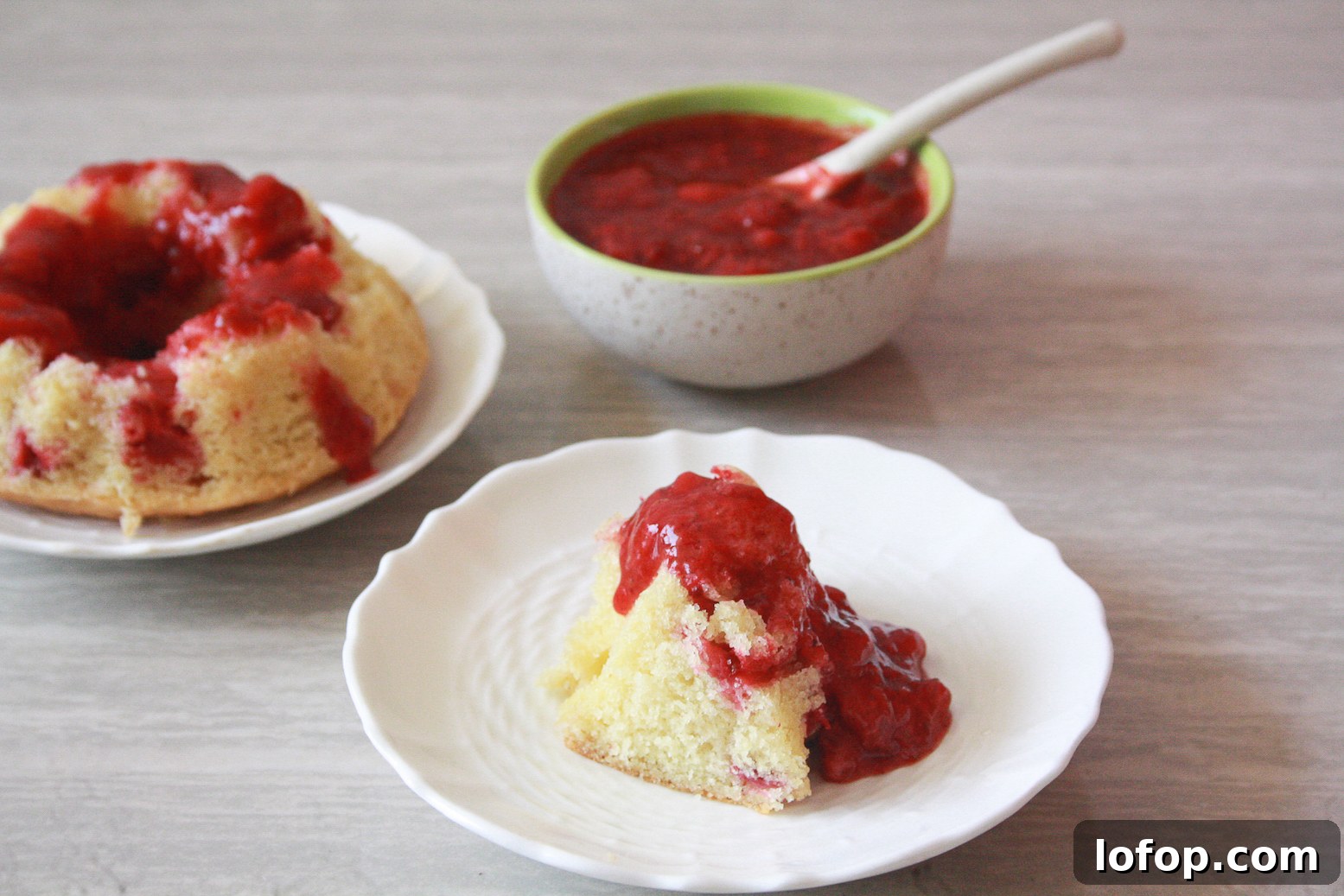 Mini Strawberry Bundt Cakes with Fresh Strawberry Compote 5 Soft, buttery bundt cakes filled with fresh strawberries and topped with a tangy, cinnamon-y compote!